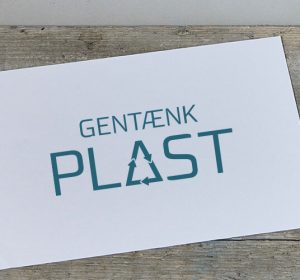 Previous<span>Gentænk Plast</span><i>→</i>